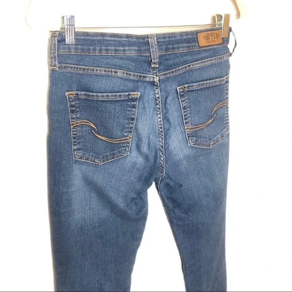Levi Signature Jeans.  Size 8 waist is 30 inseam 29. Modern straight - Picture 6 of 9